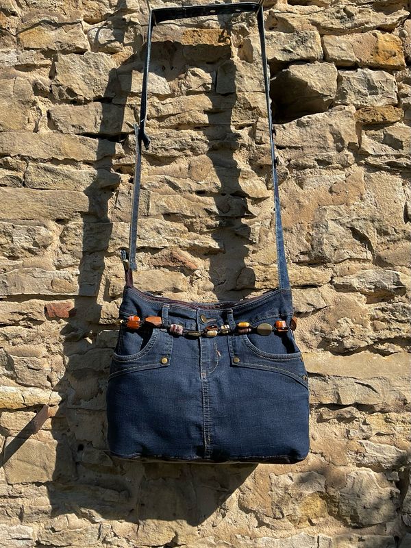 Jeanstasche mit Leder und Perlenkette