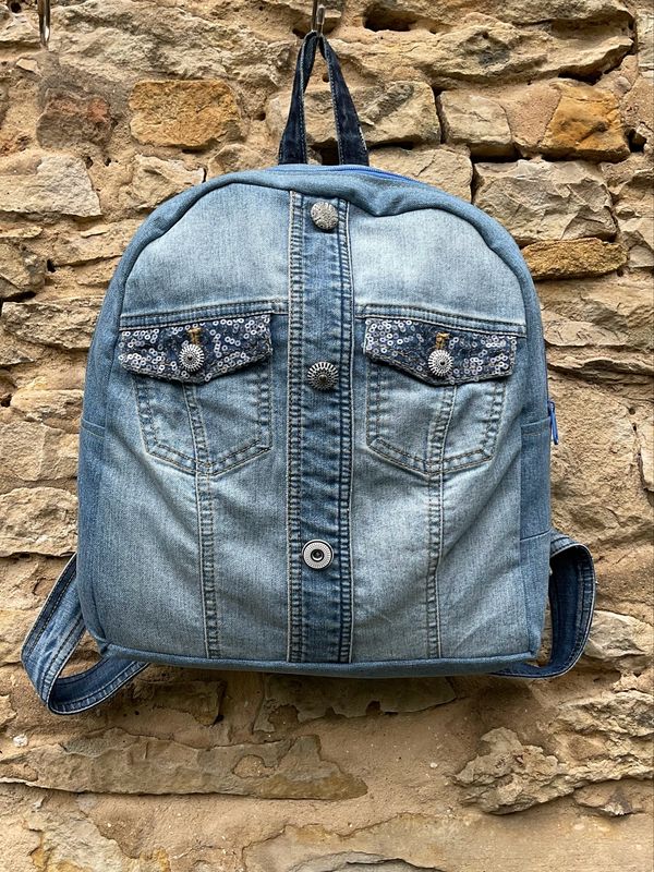 Rucksack aus Jeansjacke mit Pailletten