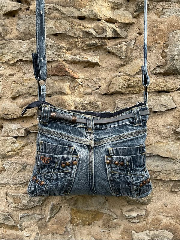 Jeanstasche mit Nieten und Ledergurt