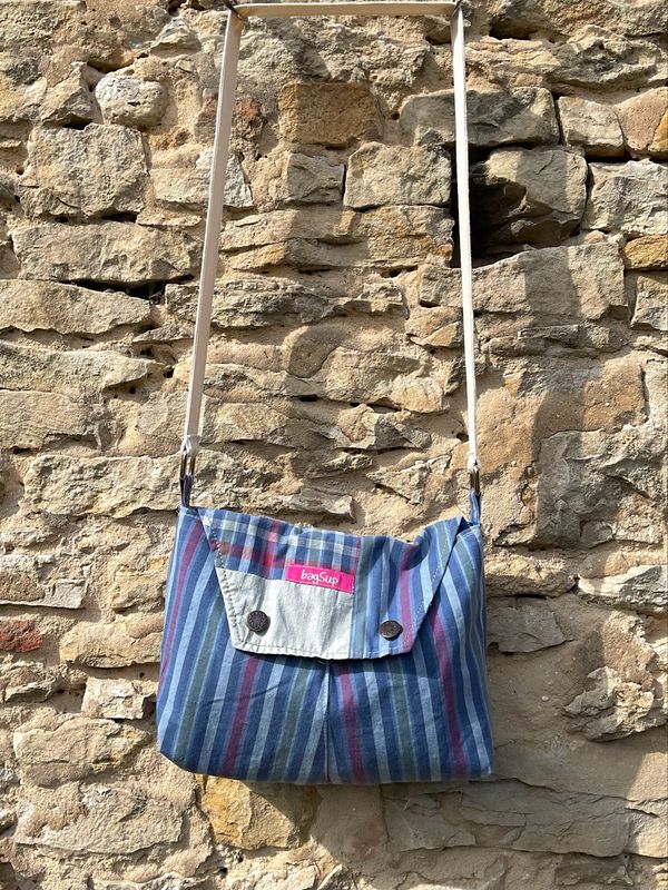 Kleine Handtasche mit Klappe gestreift Kleine Handtasche mit Klappe gestreift