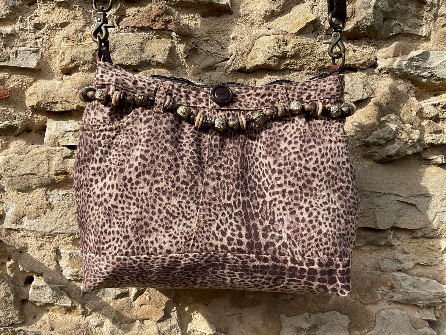 Handtasche Leo Animalprint mit Perlenkette