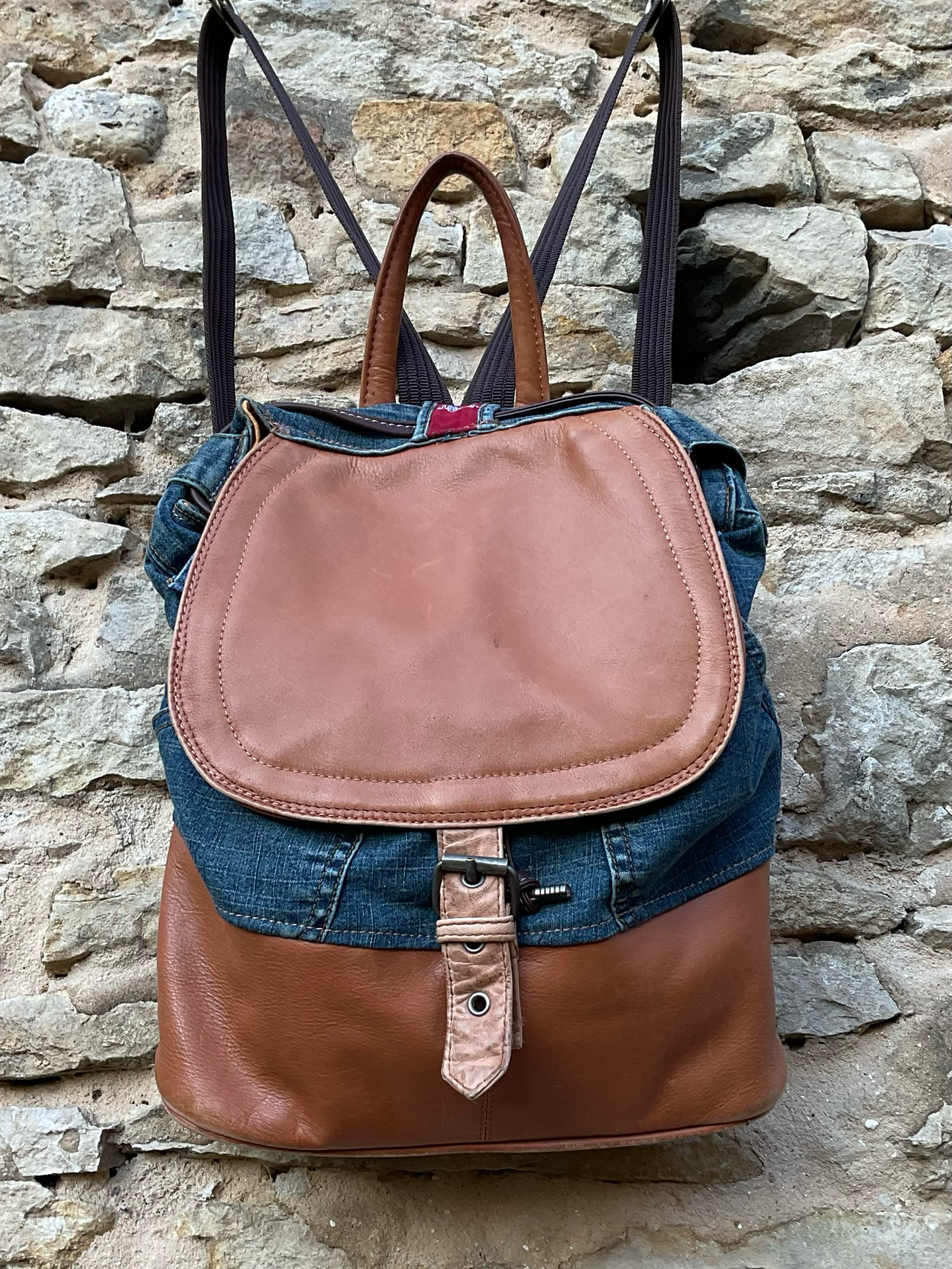 Rucksack Leder und Jeans