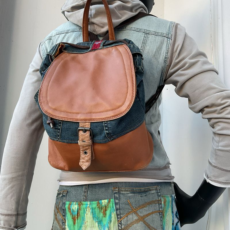 Rucksack Leder und Jeans