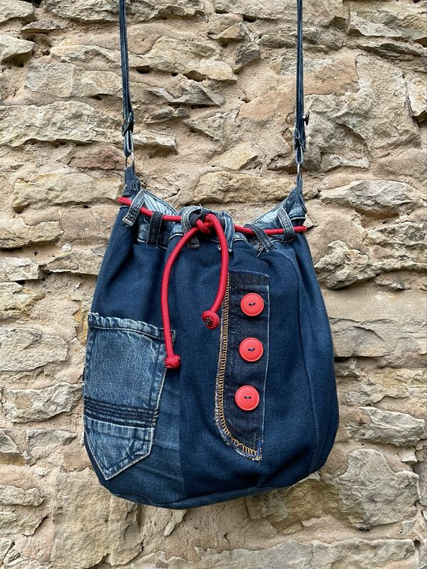Jeanstasche Beuteltasche mit roten Highlights Jeanstasche Beuteltasche mit roten Highlights