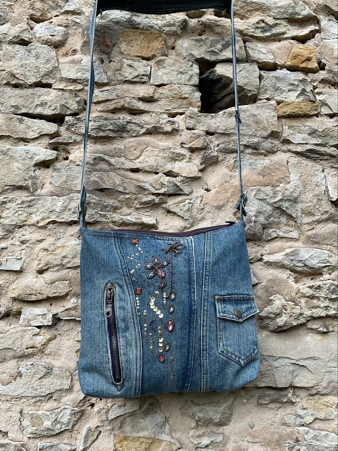Handtasche aus Jeansjacke mit Pailletten Handtasche aus Jeansjacke mit Pailletten