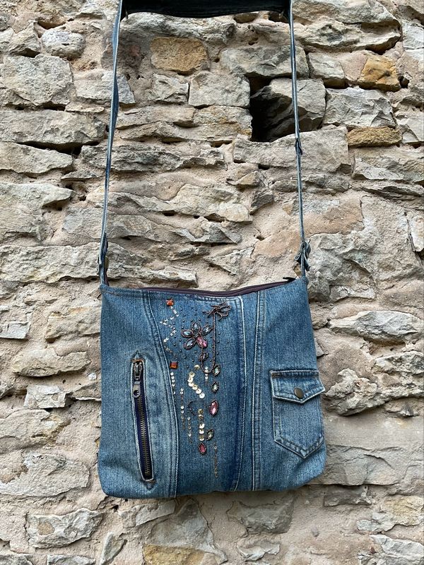Handtasche aus Jeansjacke mit Pailletten Handtasche aus Jeansjacke mit Pailletten