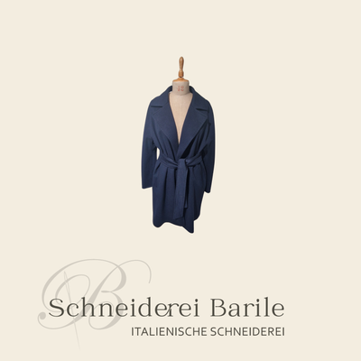 Stilvoller Damenmantel in zeitlosem Blau