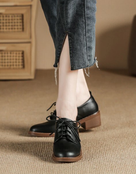 Elegant Black and Beige Medium Heel Women Oxford Shoes