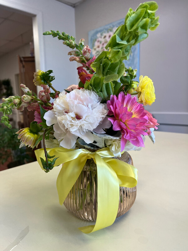 Ravish Vase With Arrangement