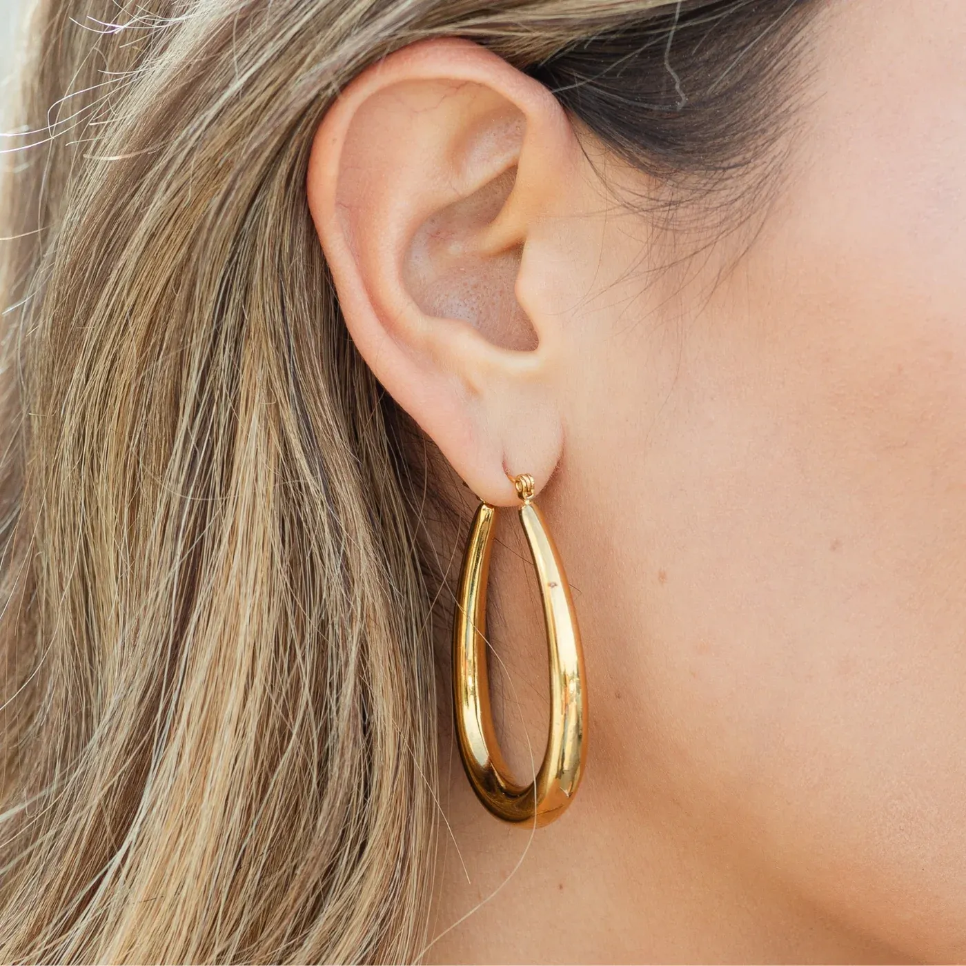 Large Latchback Water Resistant Hoops