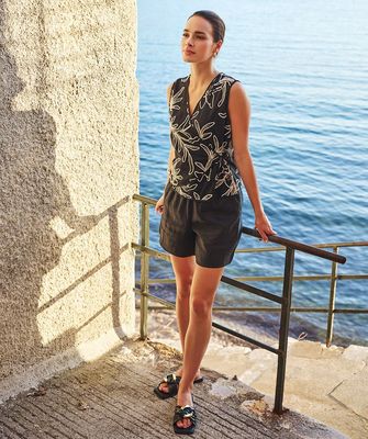 Black Elastic Linen Shorts