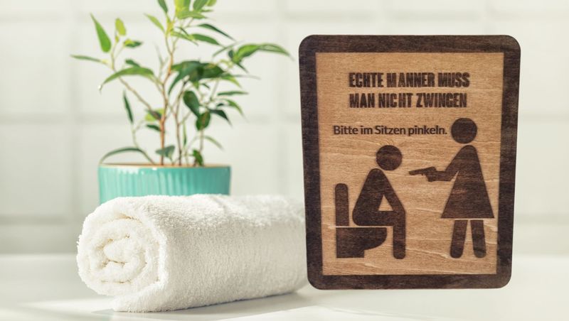 Charmantes Holzschild fürs Badezimmer