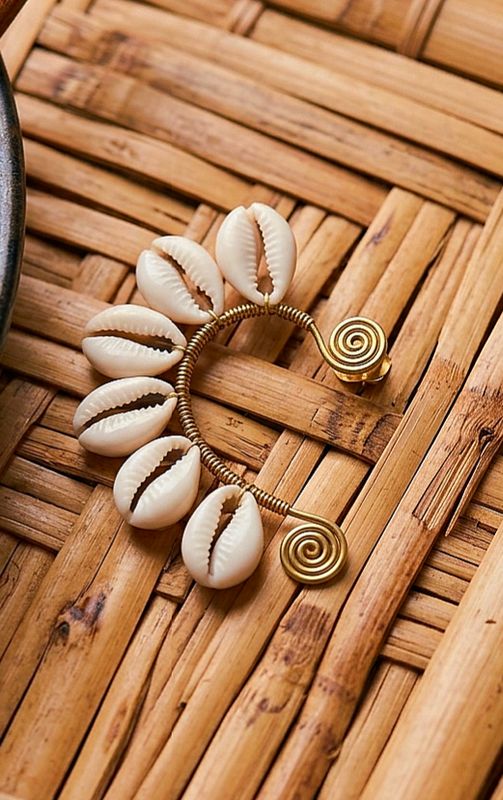 EMPRESS SHELL CUFF