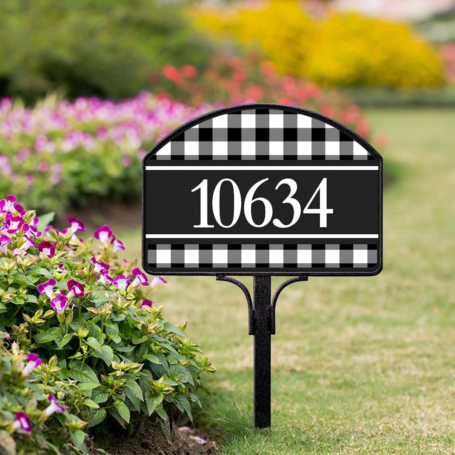 Black and White Check Yard DeSign