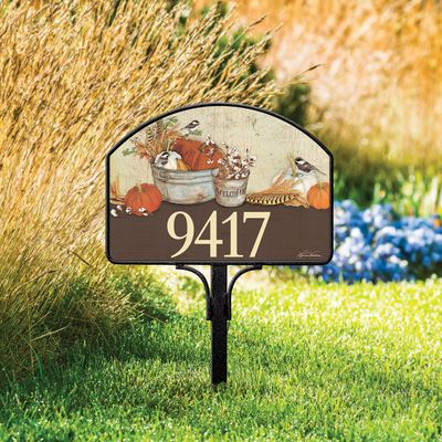 Farmhouse Pumpkins Yard DeSign
