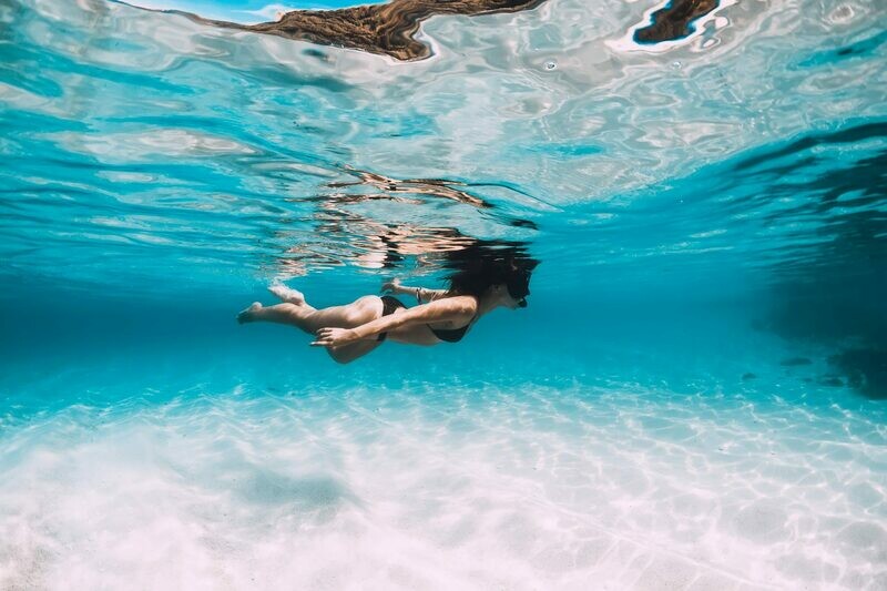 Powerboat to Rose Island