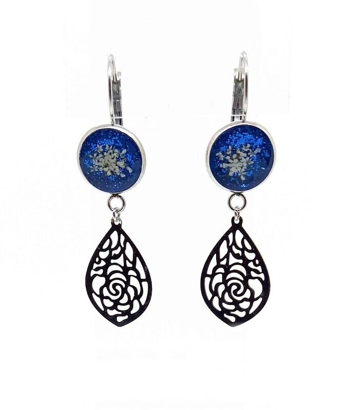Dormeuses pendantes fleurs de Carottes, bleu pailleté