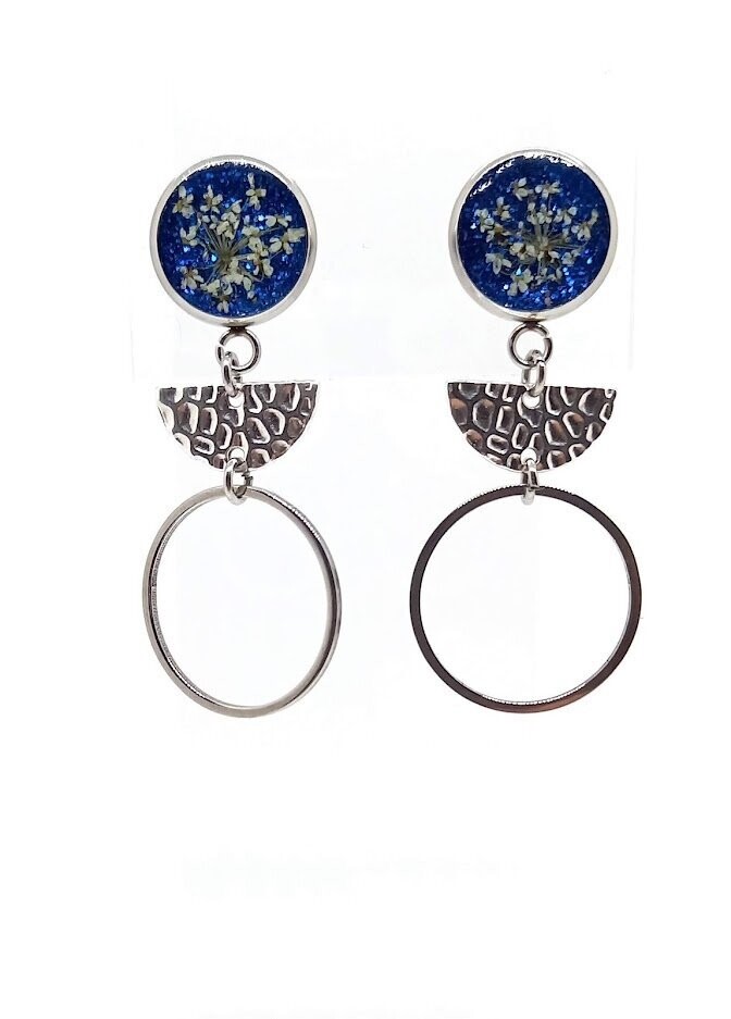 Clous d'oreilles pendants fleurs de Carottes, bleu pailleté