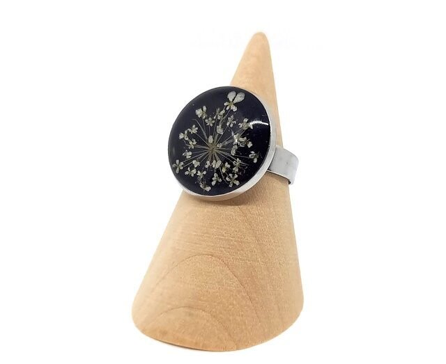 Bague fleur de Carotte, fond noir. D 18mm