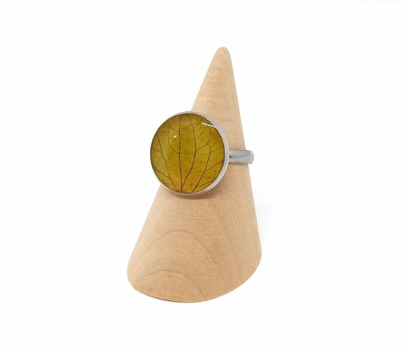 Bague, pétale d'Hortensia jaune. D 16mm