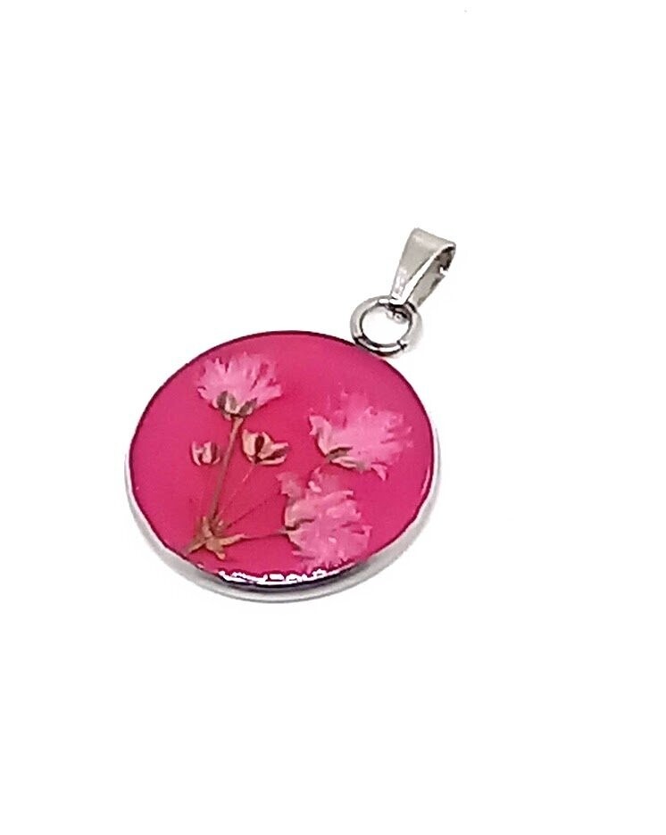 Pendentif fleurs de Gypsophile, fond rose foncé