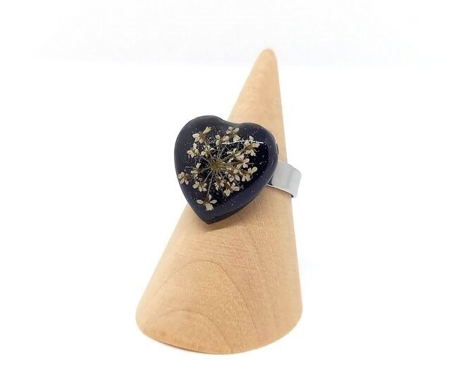 Bague cœur, fleur de Carotte, fond noir.
