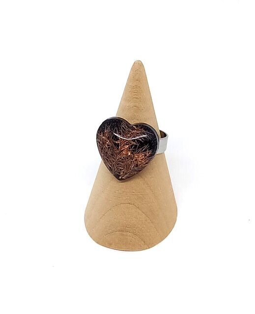 Bague cœur Asparagus, fond noir.