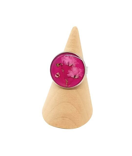 Bague fleurs de Gypsophile, fond rose fuschia. D 18mm