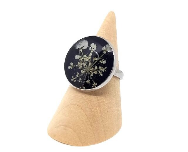 Bague fleur de Carotte, fond noir. D 20mm