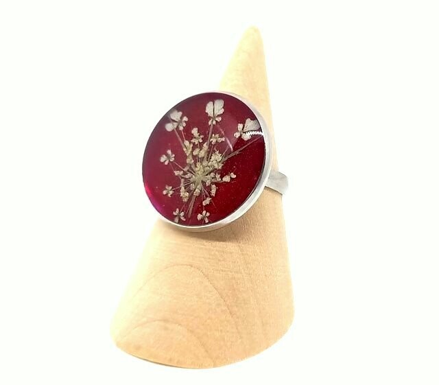 Bague fleur de Carotte, fond rouge cerise. D 20mm