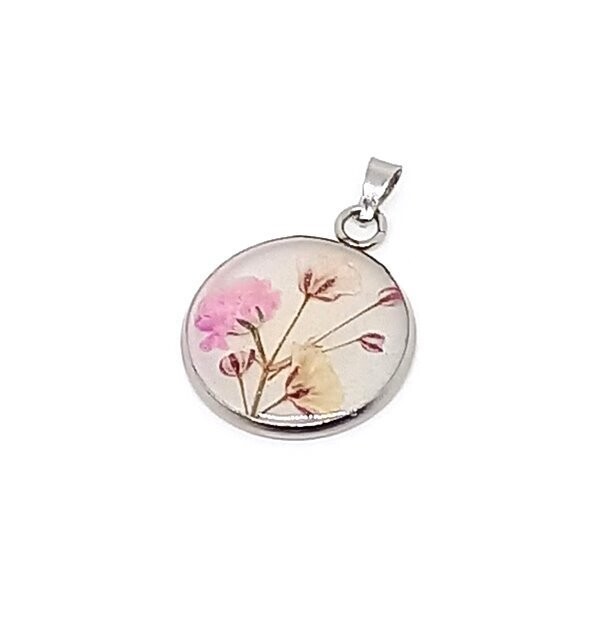 Pendentif fleurs de Gypsophile rose, fond blanc