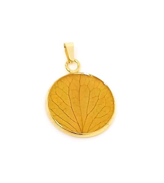 Pendentif doré, pétale d'Hortensia jaune