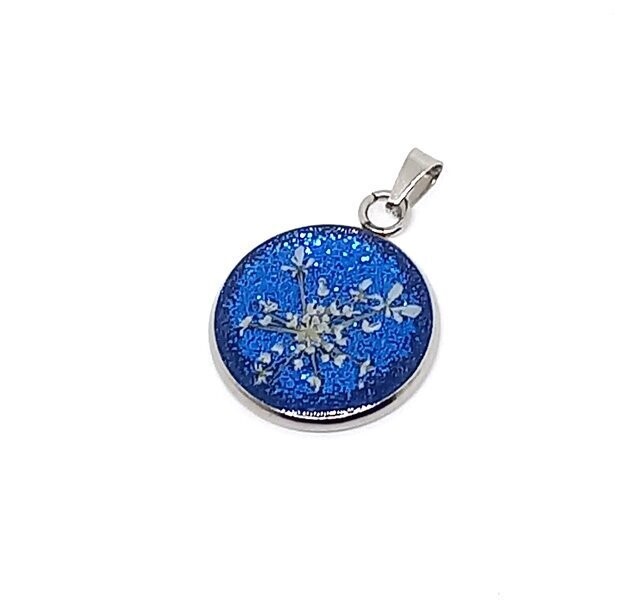Pendentif, fleur de carotte, fond bleu pailleté