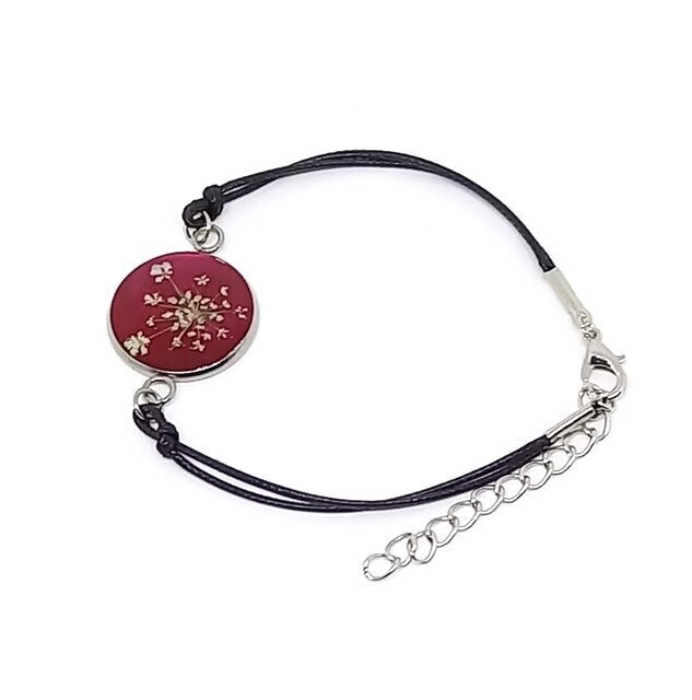 Bracelet cordon/inox, fleur de Carotte, fond rouge cerise. D20mm