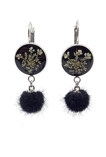 Dormeuses pendantes fleurs de Carottes, fond noir et pompons noirs.