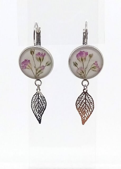 Dormeuses pendantes fleurs de Gypsophile, fond blanc et plume inox.