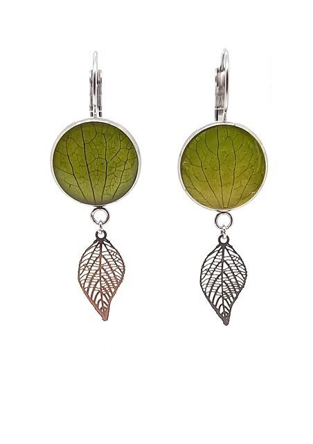 Dormeuses pendantes pétales d'Hortensia vert, plumes filigrane.