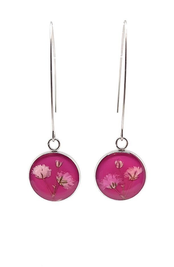 Boucles d'oreilles fleurs de Gypsophile, fond rose fuschia