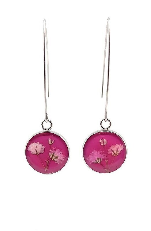 Boucles d'oreilles fleurs de Gypsophile, fond rose fuschia
