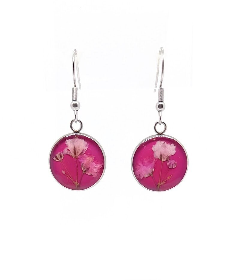 Boucles d'oreilles fleurs de Gypsophile, fond rose fuschia