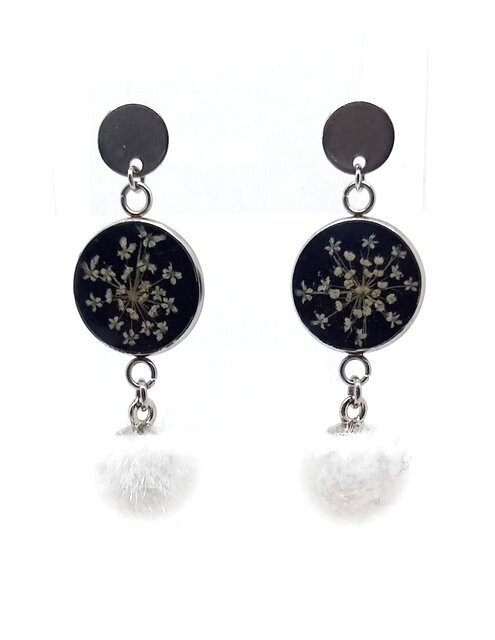 ​Clous d'oreilles, fleurs de Carotte, fond noir, pompons blancs