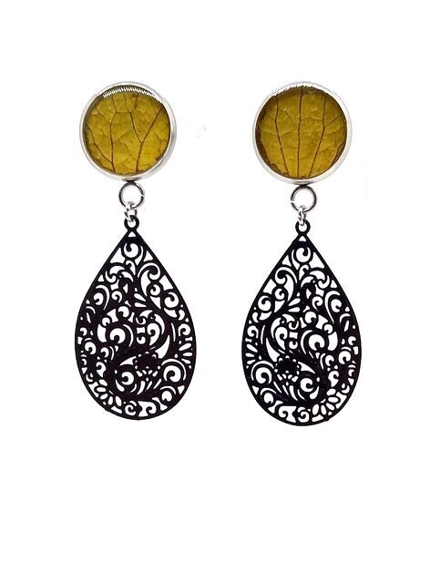 ​Clous d'oreilles, pétales d'Hortensia jaune, goutte noire