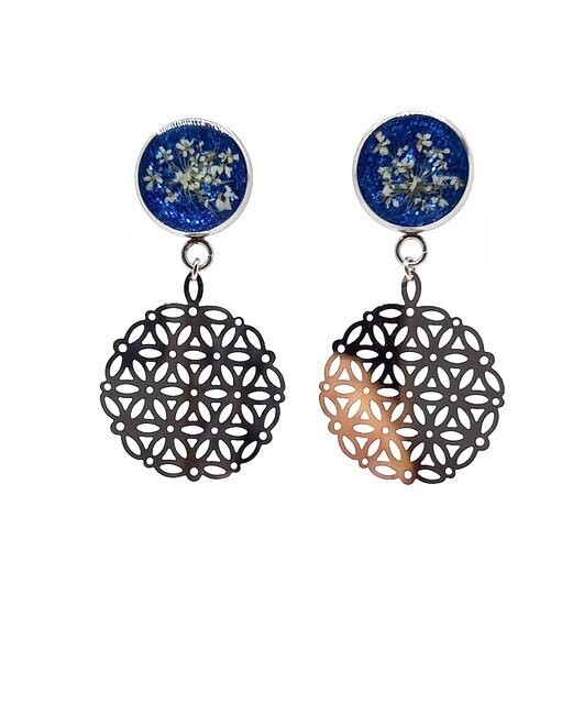 ​Clous d'oreilles, fleurs de Carotte, fond bleu pailleté, filigrane inox