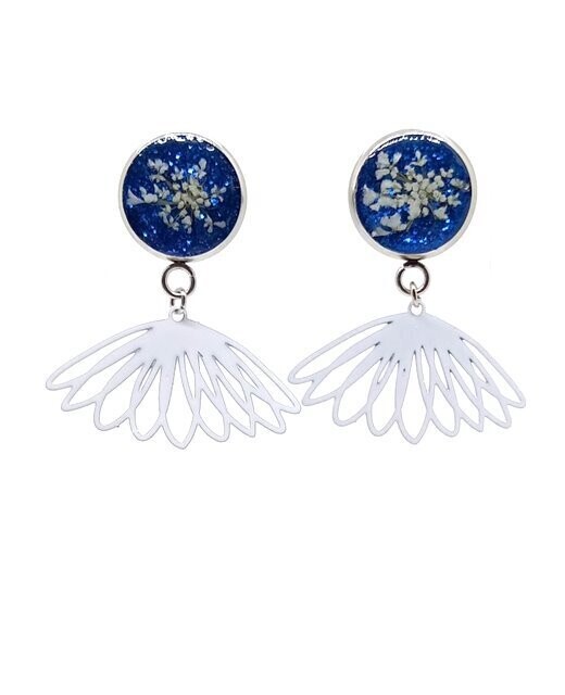 ​Clous d'oreilles, fleurs de Carotte, fond bleu pailleté, filigrane blanc