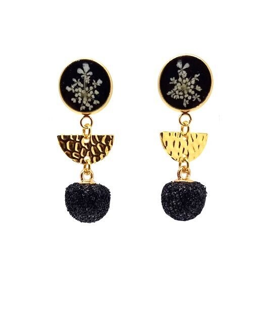 Boucles d'oreilles fleurs de Carotte, fond noir, demi lune et pompon noir