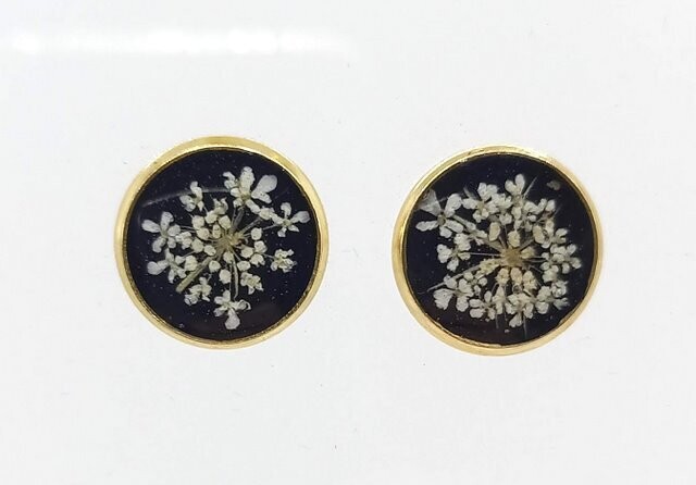 Boucles d'oreilles puces, fleurs de Carotte, fond noir