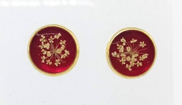 Boucles d'oreilles puces, fleurs de Carotte, fond rouge cerise