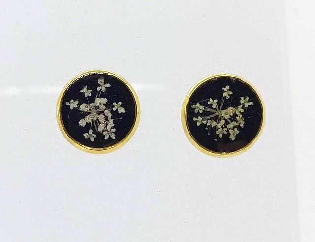 Boucles d'oreilles puces, fleurs de Carotte, fond noir