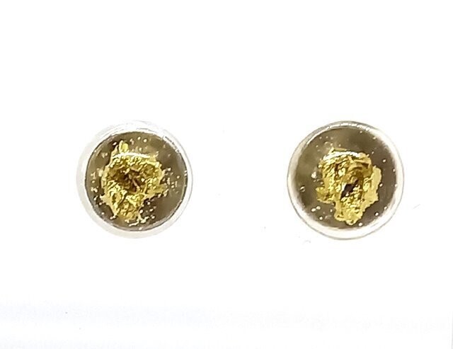 Boucles d'oreilles puces translucides sur inox gris, boutons de Gypsophile doré