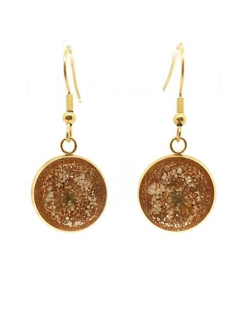 ​Boucles d'oreilles véritables fleurs de Carotte sur fond pailleté bronze.
